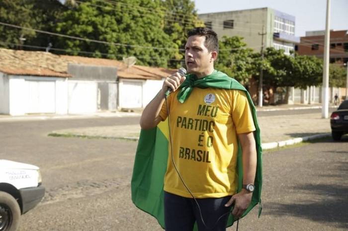 Deputado  maluco: Projeto barra participação de policiais em atividades políticas